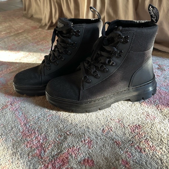 • Dr. Martens Women’s Boot • - Picture 4 of 6